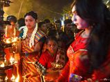 ಇಲ್ಲಿ ಪುರುಷರು ಸೀರೆಯುಟ್ಟು, ಕೈಗೆ ಬಳೆ ಹಾಕಿ ದೇವಿಗೆ ಪೂಜೆ ಮಾಡುತ್ತಾರೆ!  
