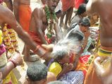 ಭಕ್ತರ ತಲೆಗೆ ತೆಂಗಿನಕಾಯಿ ಒಡೆಯುವ ಅರ್ಚಕ! ವಿಡಿಯೋ ನೋಡಿ