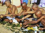 ಬಾಳೆ ಎಲೆಯಲ್ಲಿ ಆಹಾರವನ್ನಿಟ್ಟು ಕಾಗೆಗೆ ಉಣಬಡಿಸುವ 'ಪಿತೃ ಪಕ್ಷದ' ಮಹತ್ವ  
