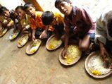 ನೆಲದ ಮೇಲೆ ಕುಳಿತು ಊಟ ಮಾಡಿದರೆ ಆರೋಗ್ಯ ಲಾಭ ಅಪಾರ 