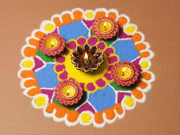 ರಂಗೋಲಿಯ ಮಧ್ಯ ದೀಪದ ಅಲಂಕಾರ: 