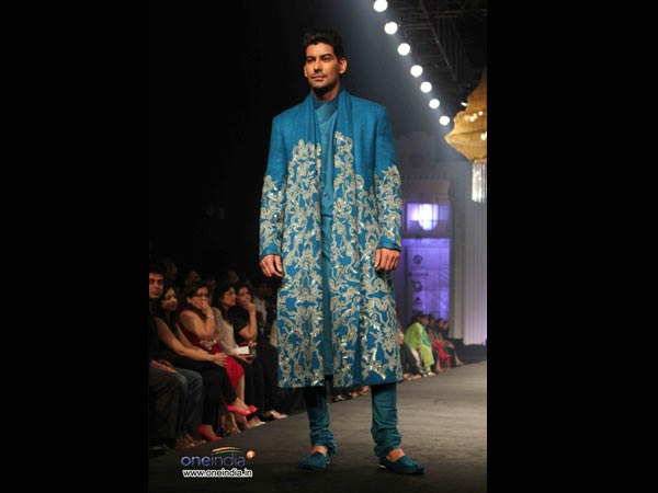 4. ಬ್ಲ್ಯಾಕ್ ಅಂಡ್ ವೈಟ್ 4. ಬ್ಲ್ಯಾಕ್ ಅಂಡ್ ವೈಟ್