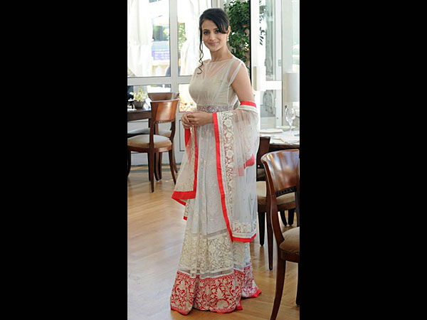  ಮನೀಷಾ ಮೆಲ್ಹೋತ್ರ ಡ್ರೆಸ್ ನಲ್ಲಿ ಚೆಲುವೆ ಅಮೀಷಾ