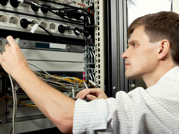 2) ನೆಟ್ವರ್ಕ್ ಅಡ್ಮಿನಿಸ್ಟ್ರೇಟರ್ (ಜಾಲತಾಣ ನಿರ್ವಾಹಕ)