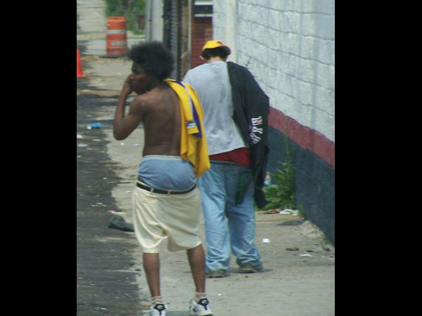 1. ನೋ ಲೋ ವೇಯಿಸ್ಟ್ ಪ್ಯಾಂಟ್ - ಮಿಚಿಗನ್