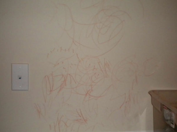 ಗೋಡೆಯಲ್ಲಿ ಉಂಟಾದ ಕ್ರಯನ್ ಕಲೆಗಳು