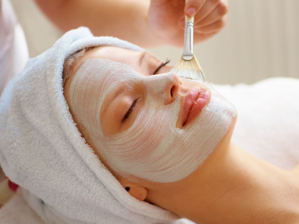  ಮುಲ್ತಾನಿ ಮಿಟಿಯನ್ನು ಹಾಲಿನ ಜೊತೆ ಮಿಶ್ರಣ ಮಾಡಿ