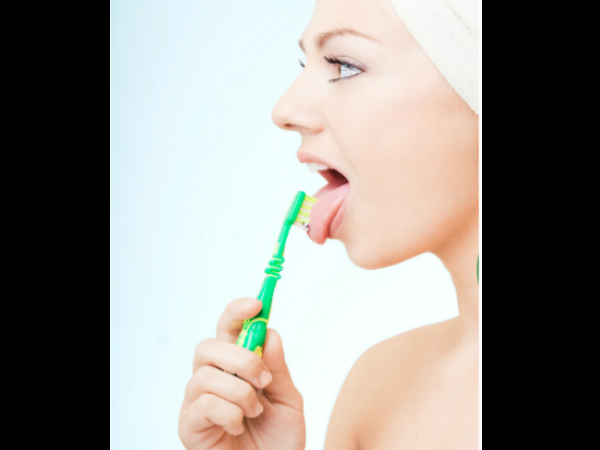 8. ನಿಮ್ಮ ನಾಲಿಗೆಯನ್ನು ಚೆನ್ನಾಗಿ ಬ್ರಷ್‍ಮಾಡಿ