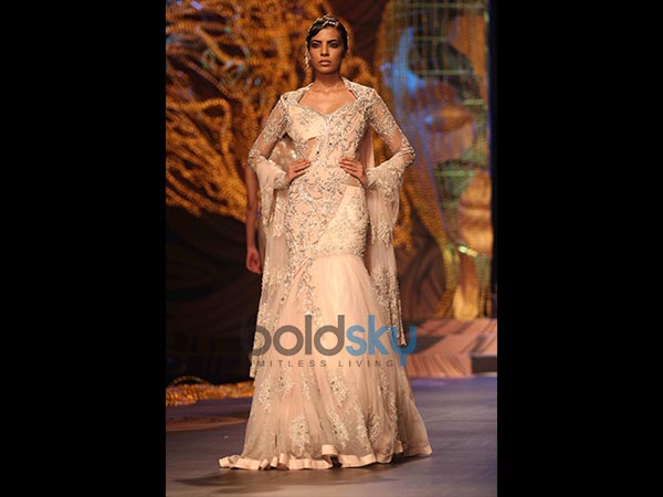 6. ಕ್ರಿಮಿ ವೈಟ್ ಲೇಸ್ ಲೆಹಂಗ 6. ಕ್ರಿಮಿ ವೈಟ್ ಲೇಸ್ ಲೆಹಂಗ