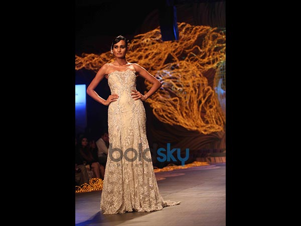 11. ಲೇಸ್ ಗೌನ್ 11. ಲೇಸ್ ಗೌನ್