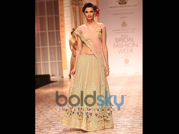 ಗೋಲ್ಡನ್ ಲೆಹಂಗ