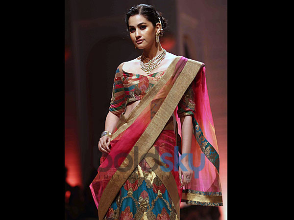 ಮಲ್ಟಿ ಕಲರ್ ಬ್ಲೌಸ್