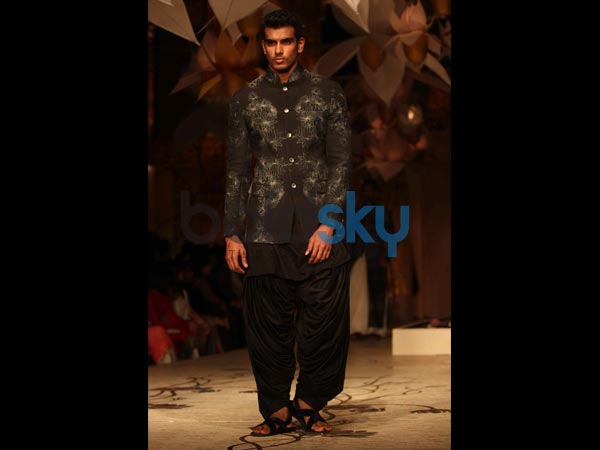 ಗ್ರೇ ಕುರ್ತಾ