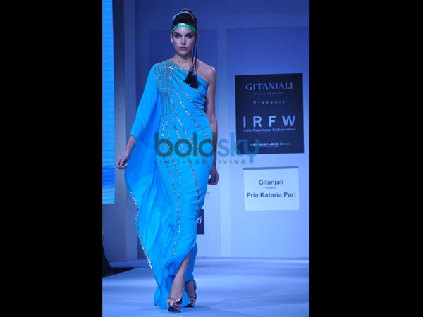 ನೀಲಿ ಗೌನು