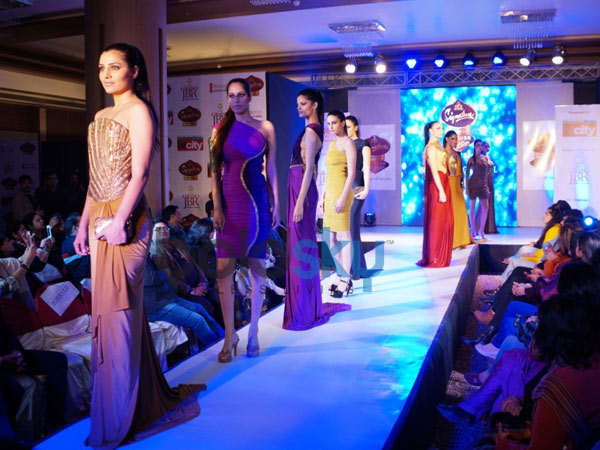 ಫ್ಯಾಷನ್ ಸಂಗ್ರಹಣೆಗಳ ಉಡುಗೆ ಪ್ರದರ್ಶನ: 