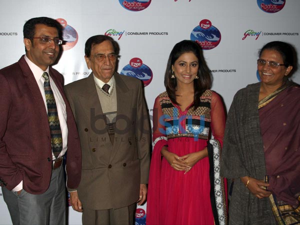 ಅಧಿಕಾರಿಗಳೊಂದಿಗೆ ಹೀನಾ: 