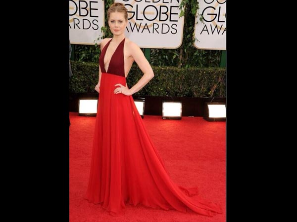 ತನ್ನ ಉದ್ದನೆಯ ಅಂಗಿಯಲ್ಲಿ ರೂಪದರ್ಶಿ: 