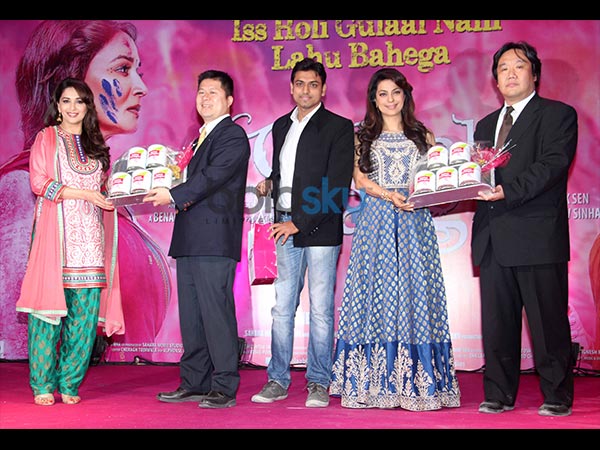 ಮಾಧುರಿ ಹಾಗೂ ಜುಯಿ ಫೋಟೊಗೆ ಫೋಸ್ ನೀಡುತ್ತಿರುವುದು: 