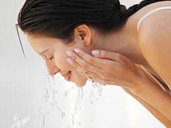 ಸ್ವಚ್ಛ ನೀರಿನಿಂದ ಮುಖ ತೊಳೆಯಿರಿ: 