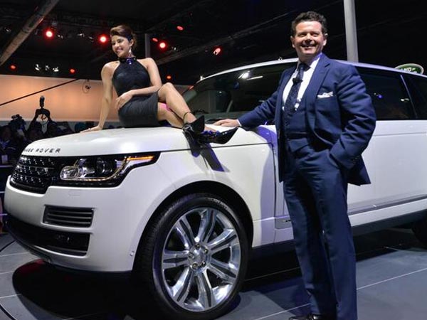 1.ಬೋನೆಟ್ ಮೇಲೆ ಪ್ರಿಯಾಂಕ ಚೋಪ್ರಾ ಸ್ಟೈಲ್