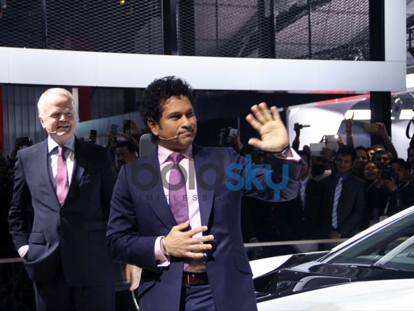 15.ಪ್ರೇಕ್ಷಕರತ್ತ ಕೈಬೀಸಿದಾಗ