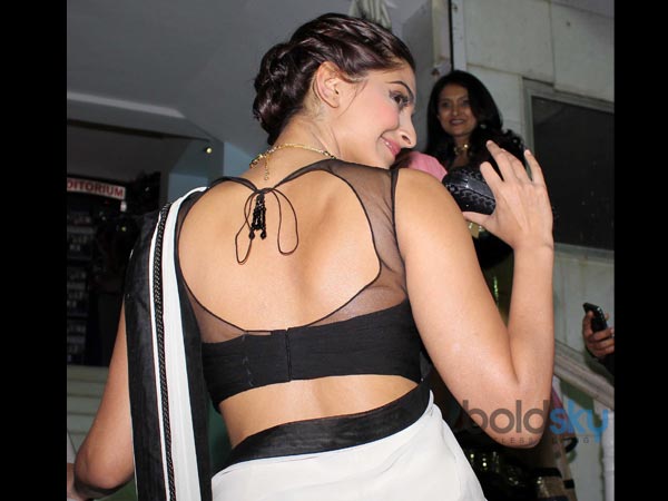 ಸುಂದರ ತೆಳುವಾದ ಬ್ಲೌಸ್: