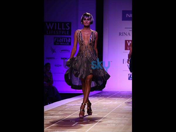 ಪ್ಲಂಗಿಂಗ್ ನೆಕ್‌ಲೈನ್: