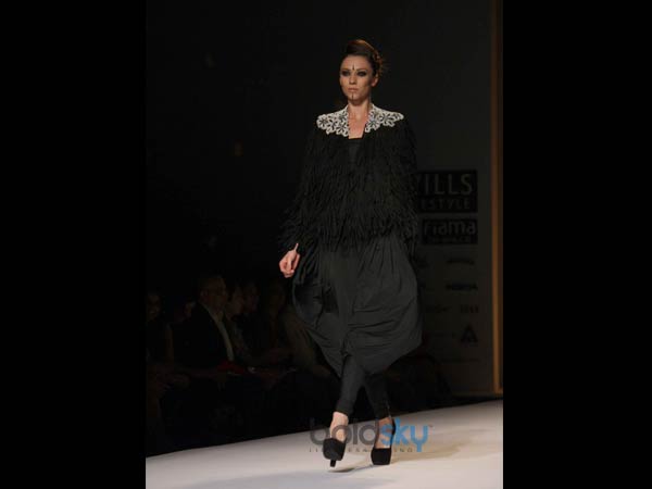 ರೆಕ್ಕೆ ಪುಕ್ಕವಿರುವ ಟಾಪ್‌ಗಳು: 