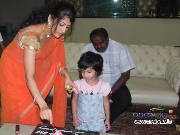 ಕೇಕ್ ಕಟ್ ಮಾಡುವುದು ಹೀಗೆ!: 