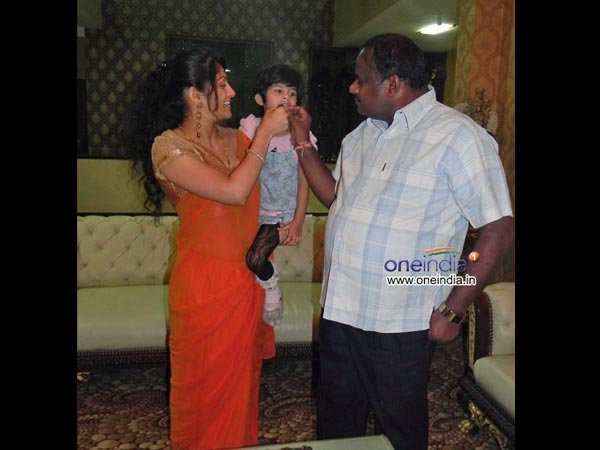 ಮಗಳಿಗೆ ಕೇಕ್ ತಿನಿಸುತ್ತಿರುವ ಕುಮಾರಸ್ವಾಮಿ: 