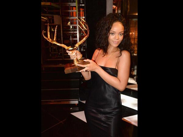 ತನ್ನ ಕಪ್ಪು ಬಣ್ಣದ ನಿಲುವಂಗಿಯಲ್ಲಿ