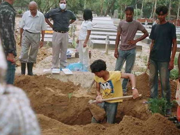 ಸ್ಮಶಾನದಲ್ಲಿ ಗೋರಿ ತೋಡುವವರು 