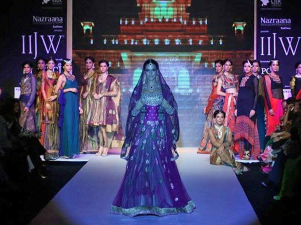 ಹಾಟ್ ಗುಲಾಬಿ ಬಣ್ಣದಲ್ಲಿ ನೇಹಾ