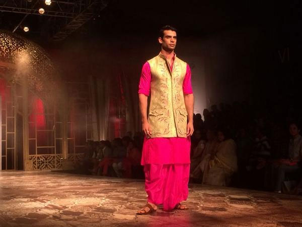 ಗುಲಾಬಿ ಬಣ್ಣದಲ್ಲಿ ಮದುಮಗ