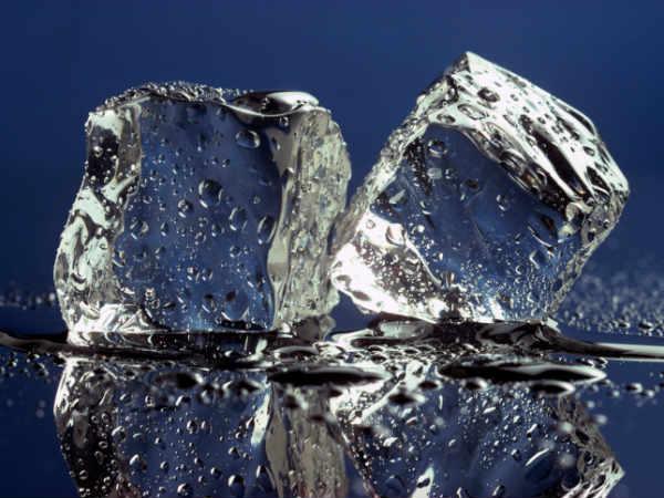 ಕಣ್ಣುಬೇನೆಗೆ ಮನೆಮದ್ದು: ಐಸ್ ತುಂಬಿದ ಚಿಕ್ಕ ಚೀಲವನ್ನು ಕಣ್ಣಿಗೊತ್ತಿಕೊಳ್ಳುವುದು