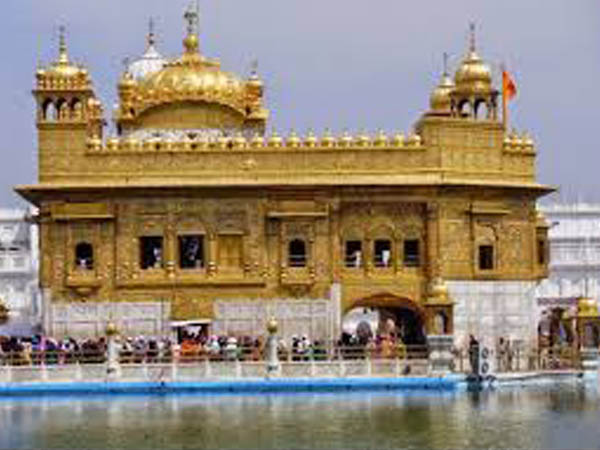 ಸ್ವರ್ಣಮಂದಿರಕ್ಕೂ ತಟ್ಟಿದ ರಕ್ತಸಿಕ್ತ ಇತಿಹಾಸ ಸ್ವರ್ಣಮಂದಿರಕ್ಕೂ ತಟ್ಟಿದ ರಕ್ತಸಿಕ್ತ ಇತಿಹಾಸ