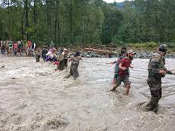 ಜಲಾವೃತ ಪ್ರದೇಶದಿಂದ ಜನರನ್ನು ಸಾಗಿಸಲು ಸೇನೆಯ ಬಳಕೆ ಜಲಾವೃತ ಪ್ರದೇಶದಿಂದ ಜನರನ್ನು ಸಾಗಿಸಲು ಸೇನೆಯ ಬಳಕೆ