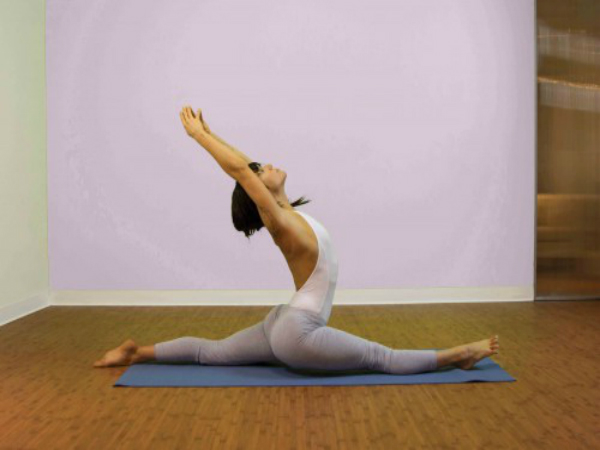 See your belly fat disappear in days with this yoga pose!