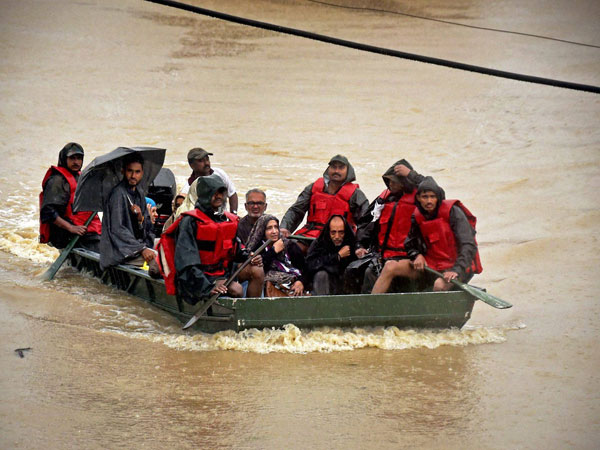 ಭೂಕಂಪಕ್ಕೂ ಮೊದಲು ಕೆರೆ ಮತ್ತು ಕೊಳಗಳಿಂದ ಕಮಟು ವಾಸನೆ ಬರುತ್ತದೆ