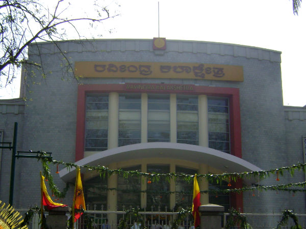 ಇಂದಿಗೂ ರಂಗಮಂದಿರಗಳು ಜೀವಂತವಾಗಿರುವ ನಗರ ಇಂದಿಗೂ ರಂಗಮಂದಿರಗಳು ಜೀವಂತವಾಗಿರುವ ನಗರ