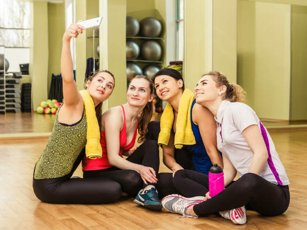 ಊಟವಾದ ಬಳಿಕ ಪರದೆಯನ್ನು ಮುಟ್ಟುವುದು