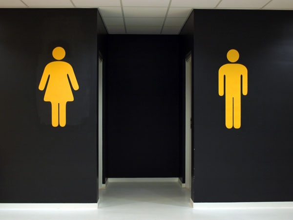 ಶೌಚಾಲಯದಲ್ಲಿ ಅಥವಾ ಹೊರಬಂದ ತಕ್ಷಣ ಮುಟ್ಟುವುದು