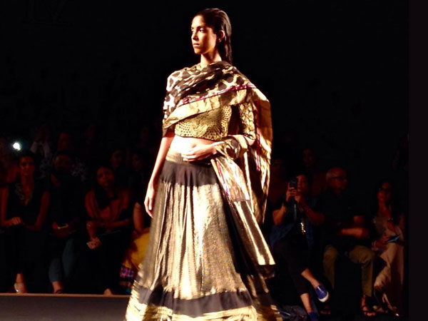 ಚಾಕೋಲೇಟ್ ಬ್ರೌನ್ ಮತ್ತು ಗೋಲ್ಡ್