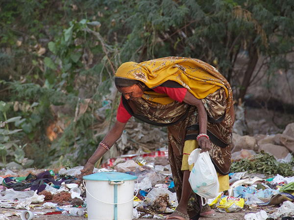 ರಸ್ತೆ ಬದಿ ಕಸ ಎಸೆಯುವುದು