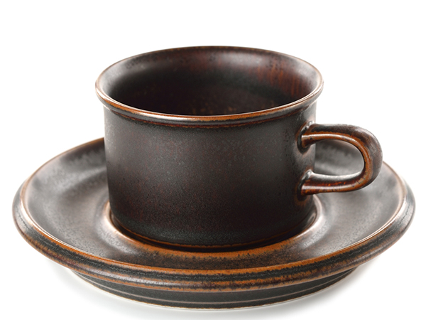 ಗಾಢ ಬಣ್ಣದ ಕಪ್