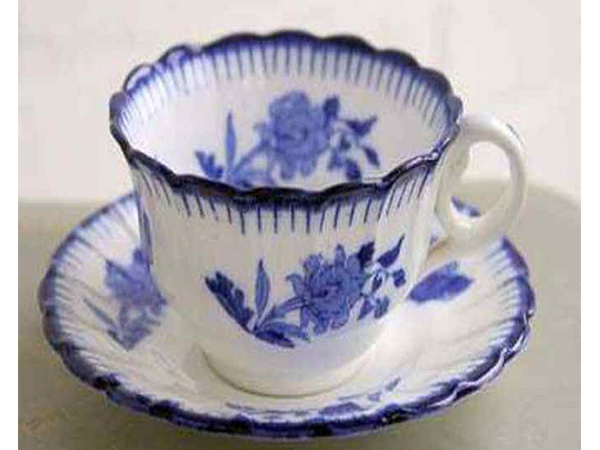 ಗಾಢ ಬಣ್ಣದ ಕಪ್