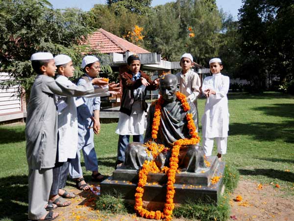 ಒಂದು ಪಾದರಕ್ಷೆ ಕಳೆದಾಗ ಇನ್ನೊಂದನ್ನೂ ಎಸೆದ ಗಾಂಧೀಜಿ! 