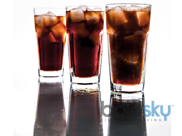 ಊಟದೊಂದಿಗೆ ಬುರುಗು ಬರಿಸುವ ಪಾನೀಯ ಕುಡಿಯುವುದು