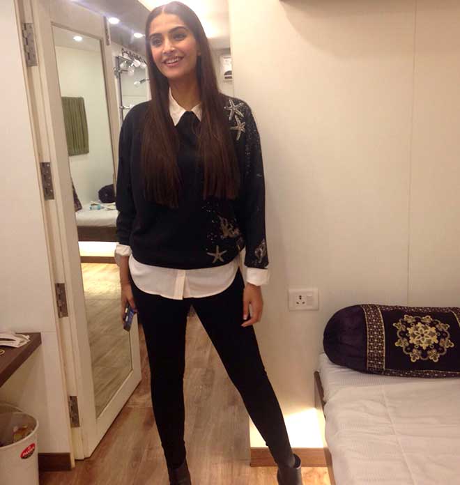 WinterFashion: Gorgeous Sonam Kapoor In A Handsome Shahin Mannan Sea Sweatshirt 