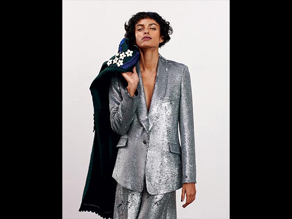 ಹೊಳೆಯುವ ಸಿಲ್ವರ್ ಸೂಟ್